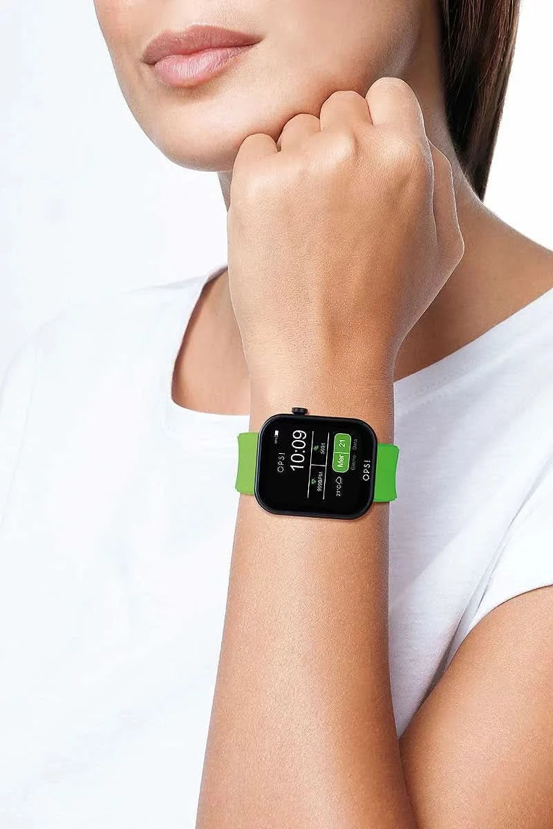 Unisex smartwatch na nadgarstku z zielonym silikonowym paskiem i czarnym wyświetlaczem