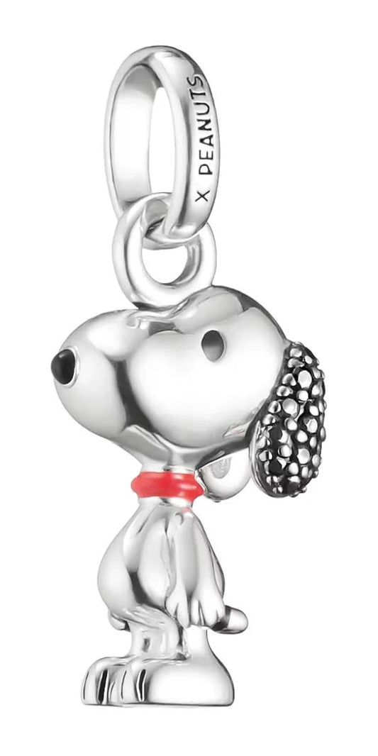 Srebrna zawieszka typu charm z motywem Snoopy'ego, zdobiona cyrkoniami pavé i czerwoną obrożą