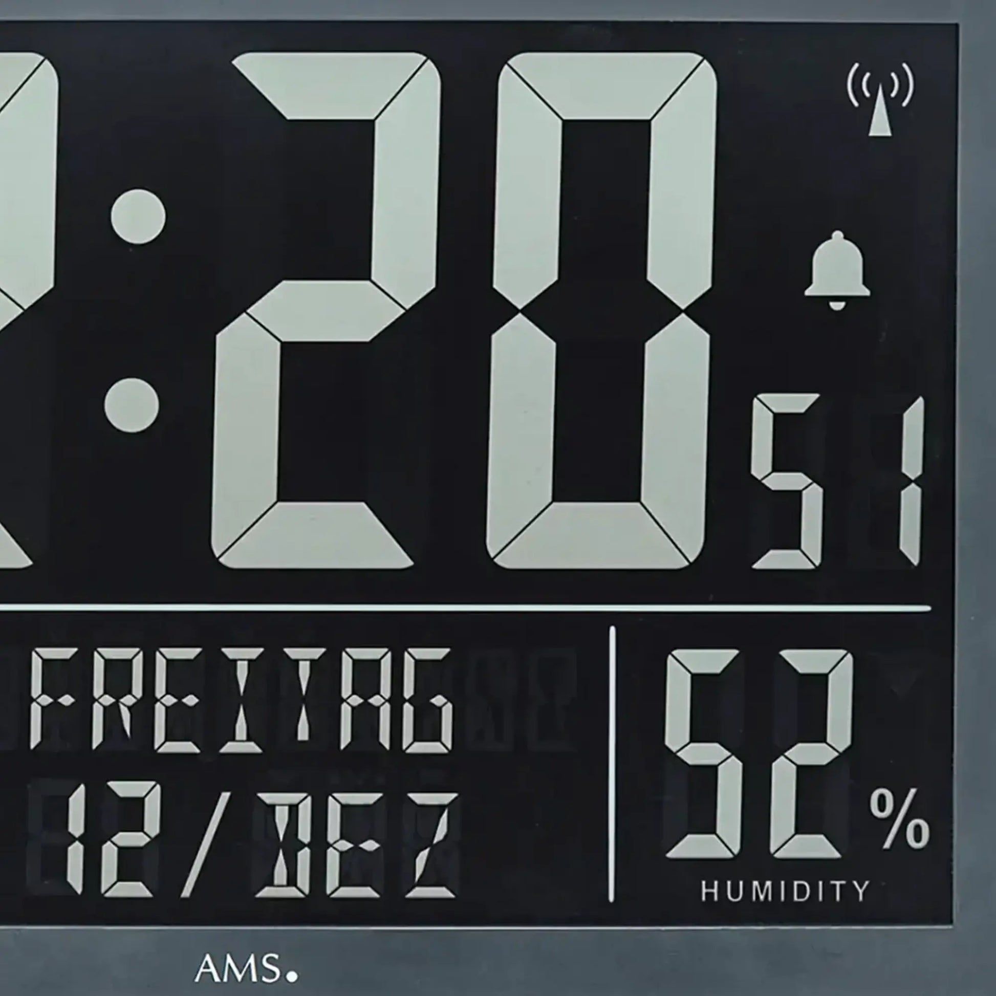 Wanduhr mit großem LCD-Display, zeigt Uhrzeit, Temperatur und Luftfeuchte (52%).