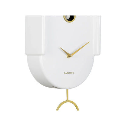 Weiße Wanduhr mit rundem Design, goldenen Zeigern und Kuckucks-Pendel an der Vorderseite