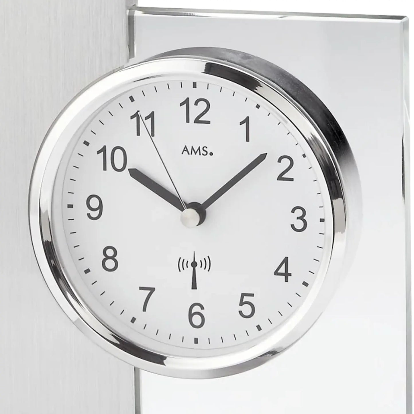 AMS Tischuhr-Zifferblatt silberfarben mit Funk-Symbol, arabischen Ziffern und Minutenmarken