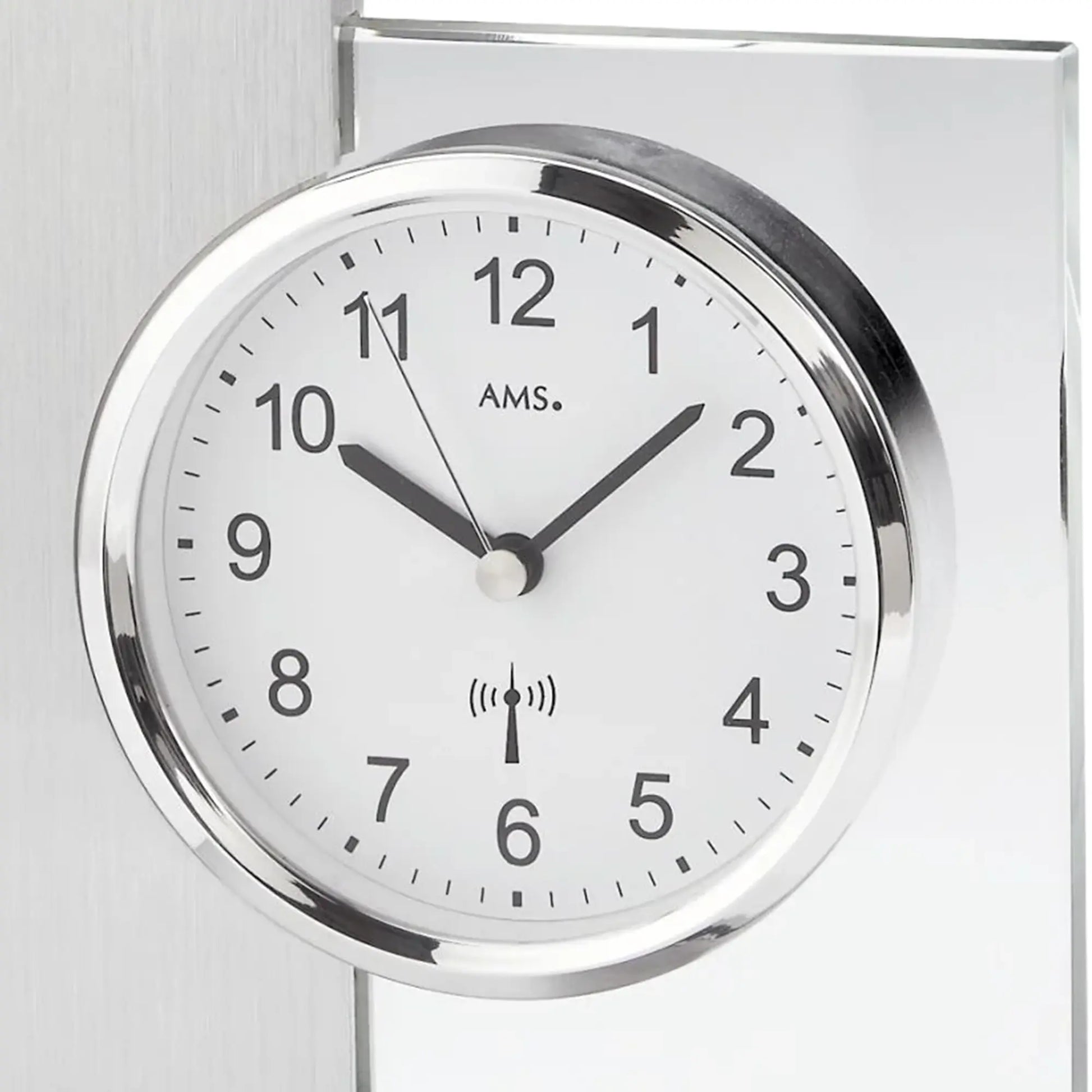 AMS Tischuhr-Zifferblatt silberfarben mit Funk-Symbol, arabischen Ziffern und Minutenmarken