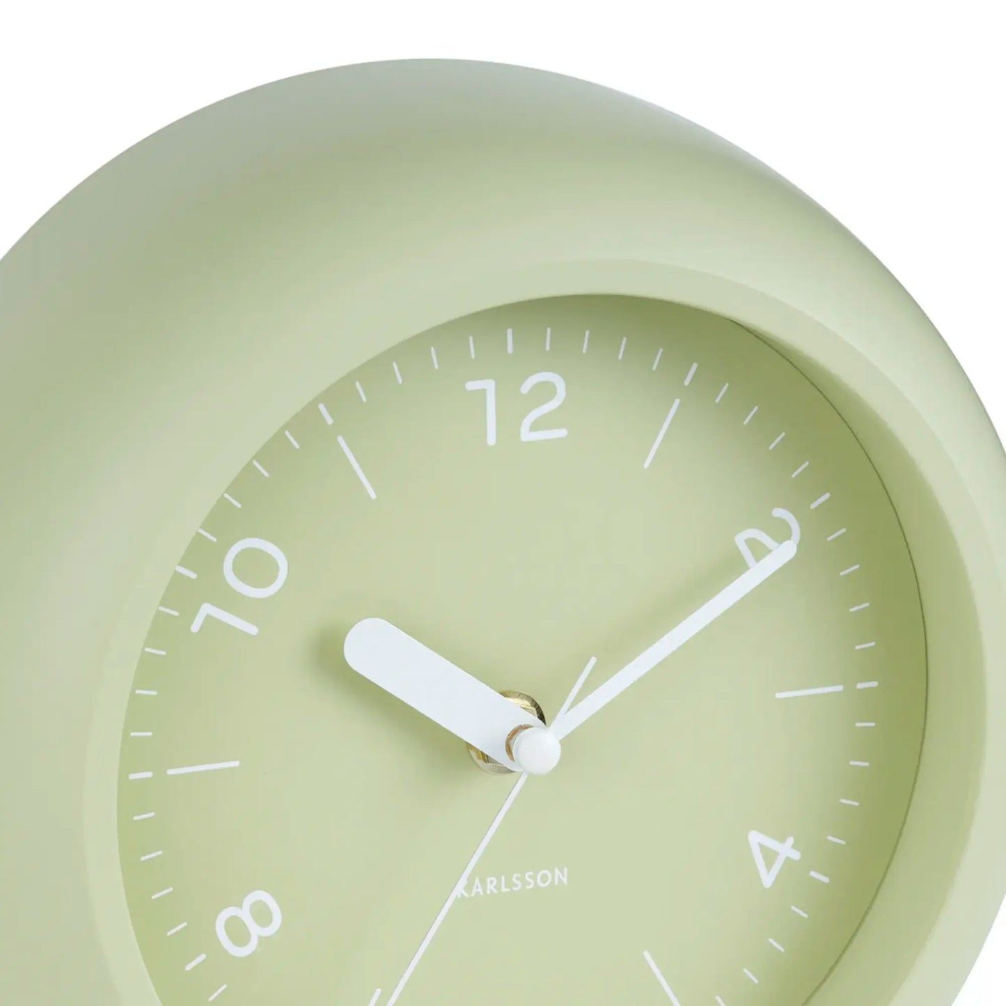 Karlsson Wanduhr Teegrün, Detail des Zifferblatts mit „12“ und weißen Zeigern