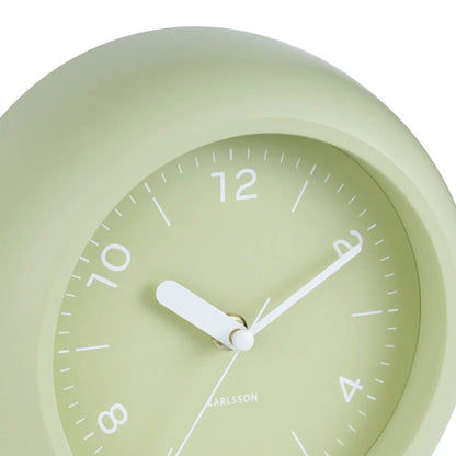 Karlsson Wanduhr Teegrün, Detail des Zifferblatts mit „12“ und weißen Zeigern