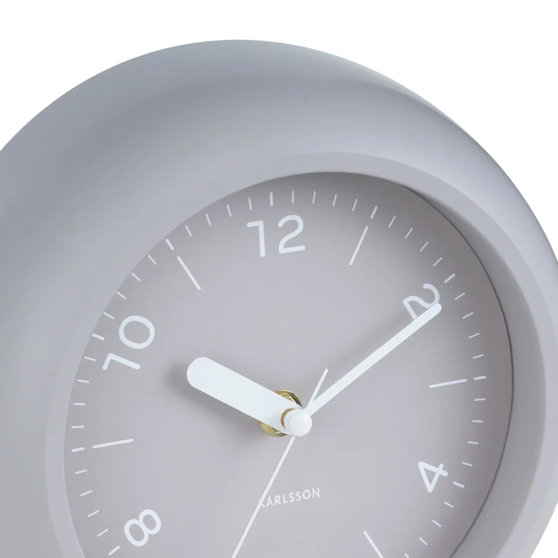 Wanduhr-Ziffernblatt im Nahbereich: warmgraues Gehäuse, 12er-Anzeige und weiße Zeiger