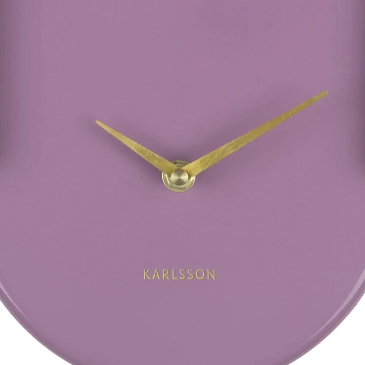 Detailansicht: lila Zifferblatt mit goldenen Zeigern und „KARLSSON“-Schriftzug