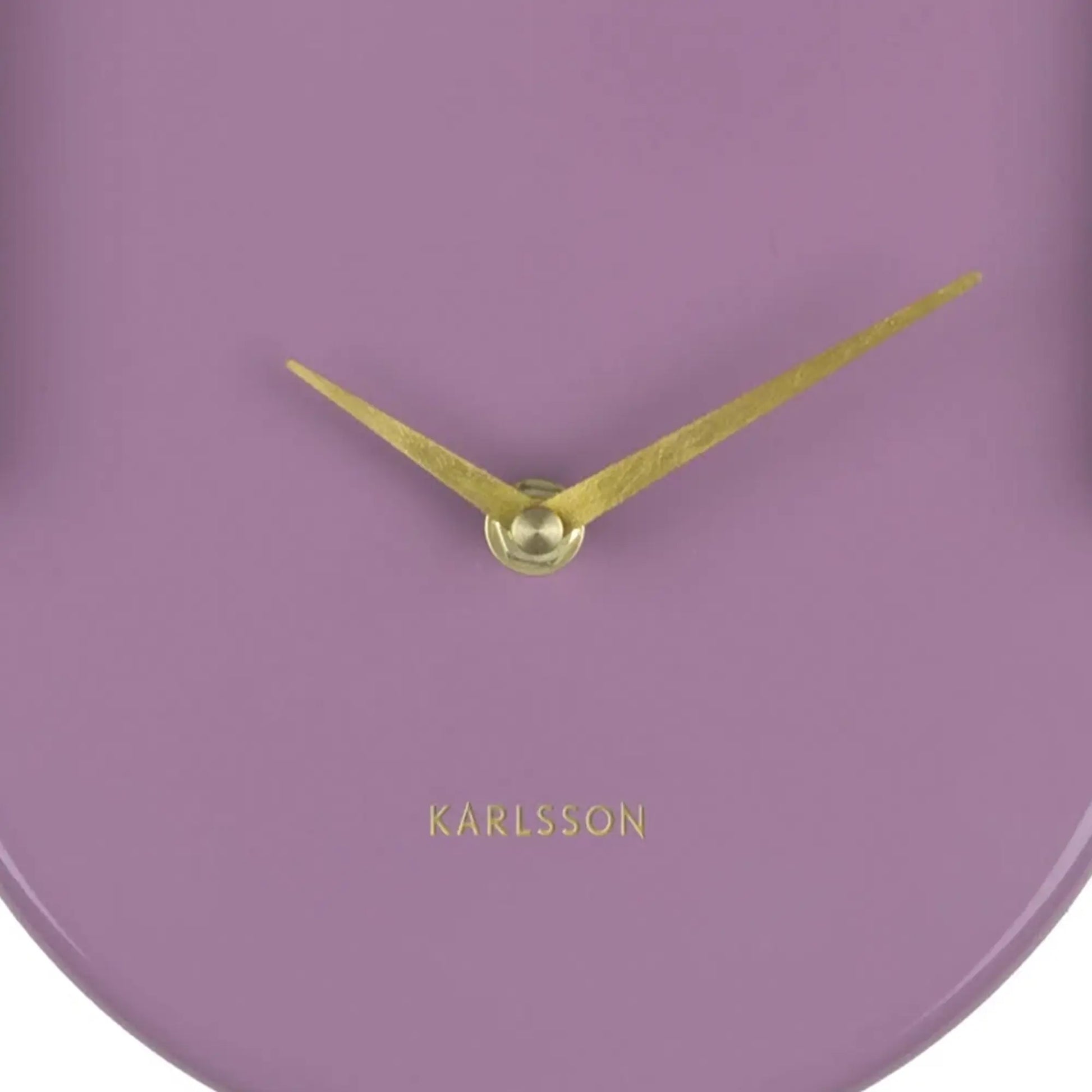 Detailansicht: lila Zifferblatt mit goldenen Zeigern und „KARLSSON“-Schriftzug