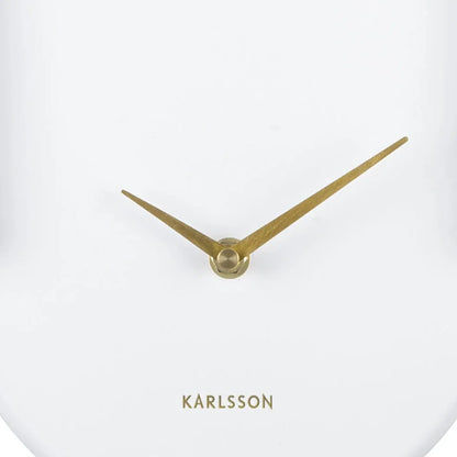 Nahaufnahme Zifferblatt: weiße Wanduhr mit goldenen Zeigern und KARLSSON-Logo