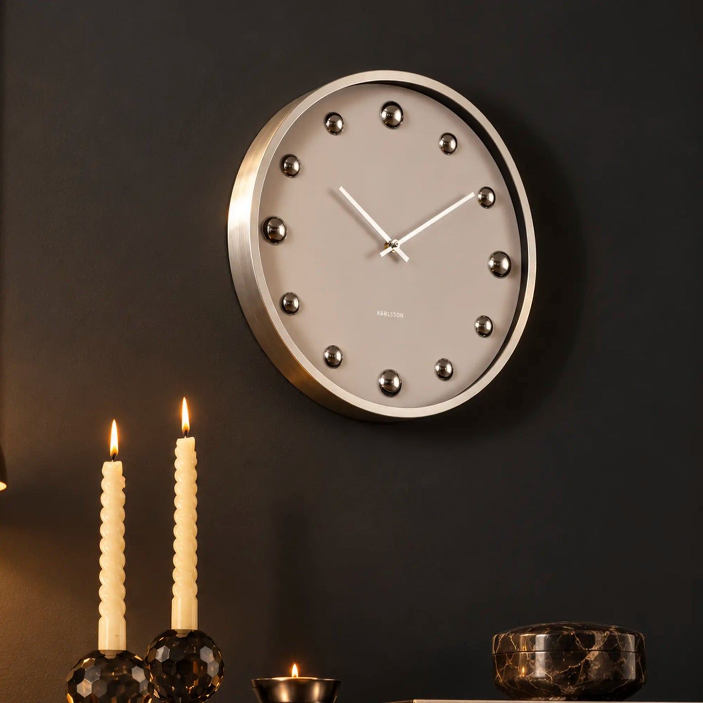 Weiße Wanduhr mit glänzendem Alurahmen, silbernen Punktmarkierungen und Zeigern