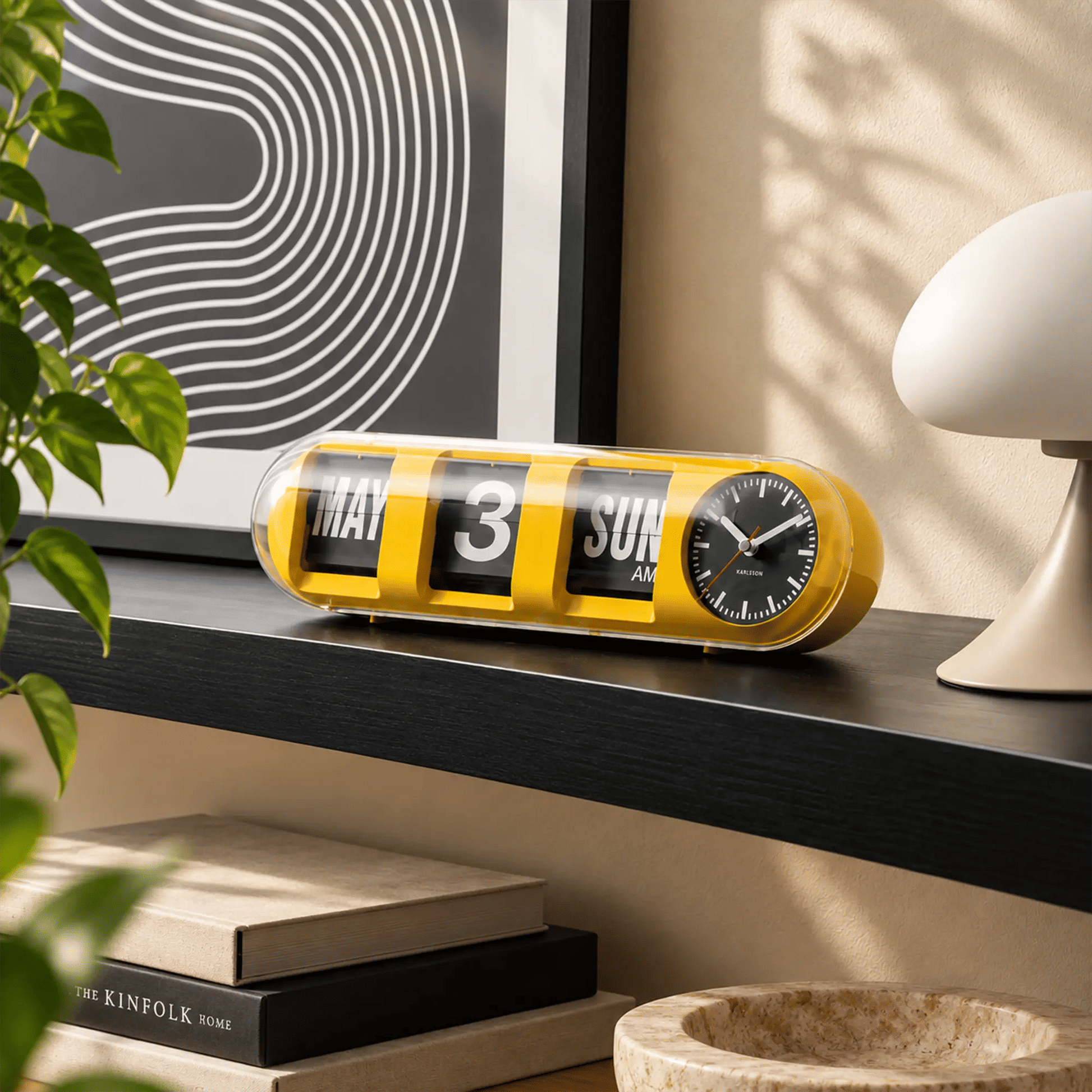 Leuchtgelbe Tube-Flip-Wanduhr mit Klappanzeige „MAY“, „3“ und „SUN“