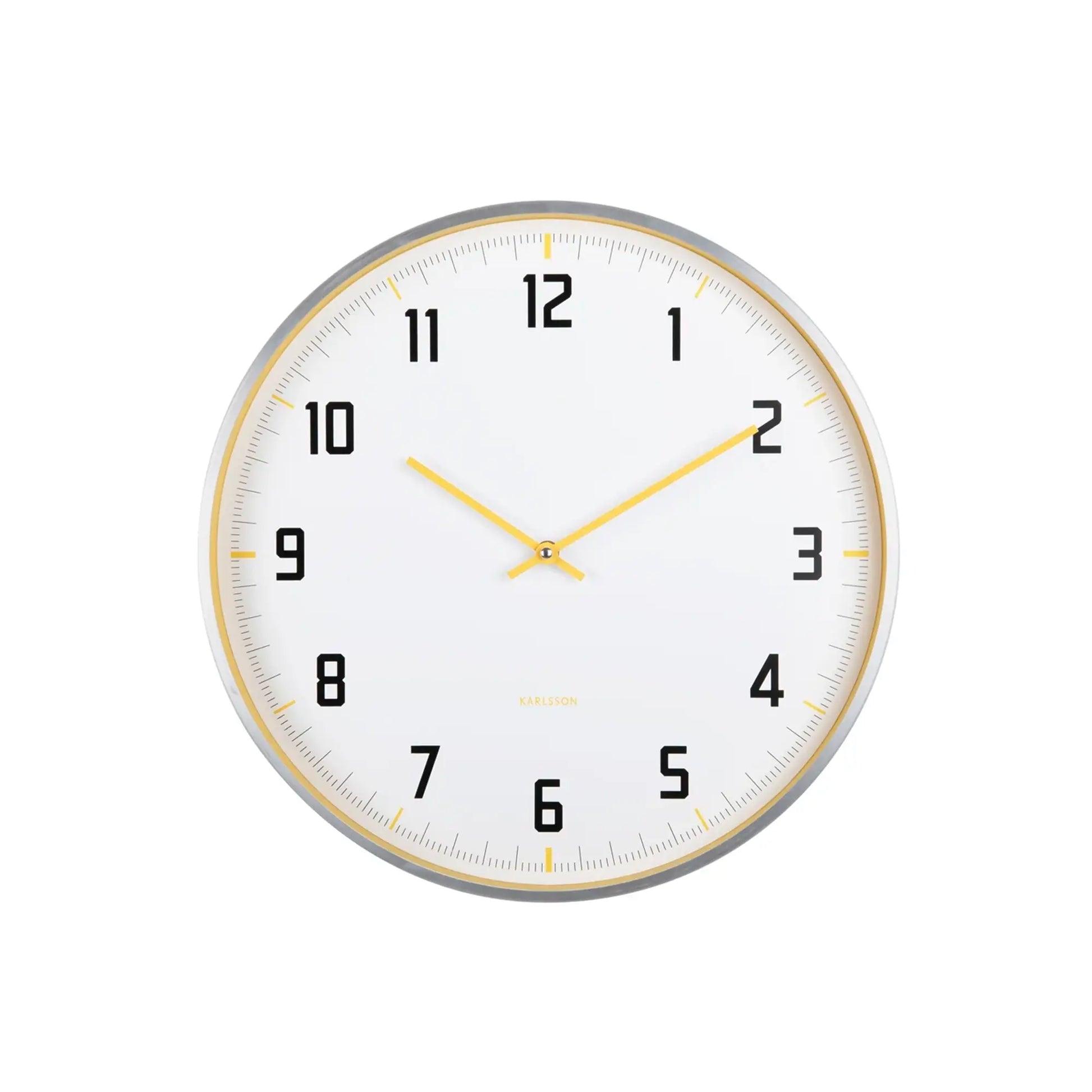 Wanduhr mit weißem Ziffernblatt, gelben Zeigern, schwarzen Ziffern und Aluminiumring