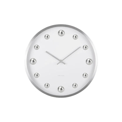 Weiße Wanduhr mit rundem silbernem Rahmen, Punktindex und zwei Uhrzeigern