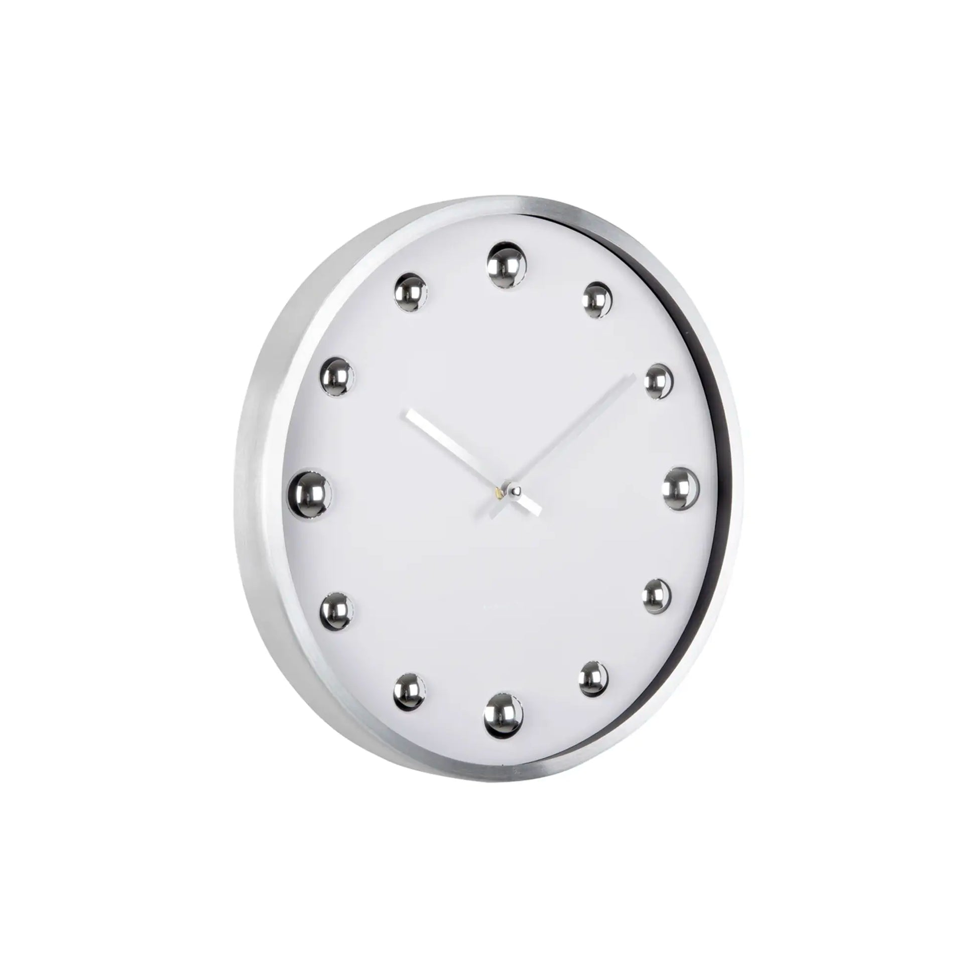 Weiße Wanduhr mit silbernem Metallrahmen, Punktmarkierungen und Uhrenzeigern