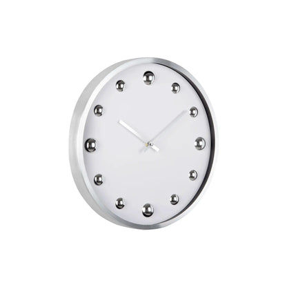 Weiße Wanduhr mit silbernem Metallrahmen, Punktmarkierungen und Uhrenzeigern