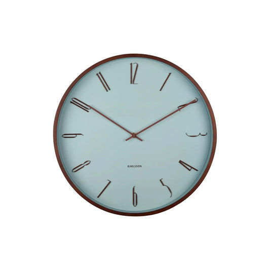 Karlsson Wanduhr mit hellblauem Zifferblatt, braunem Rahmen und Indexstrichen
