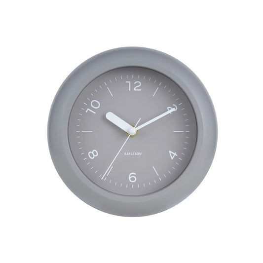 Wanduhr Karlsson mit grauem Ziffernblatt, weißen Zeigern und gelblichem Sekundenzeiger