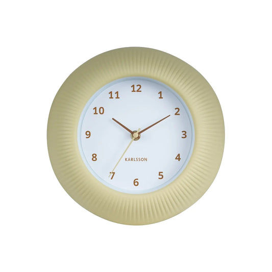 Wanduhr Softgelb im Detail: geriffelter Rand, weißes Zifferblatt mit braunen Ziffern