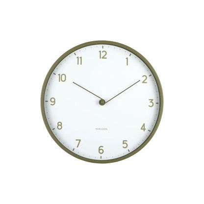 Analoge Wanduhr mit hellem Zifferblatt und olivfarbenem Rahmen, grünen Indexen