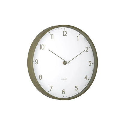 Analoge Wanduhr mit hellem Zifferblatt und olivfarbenem Rahmen, klarer Minutenzeiger