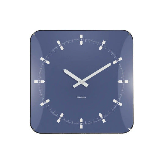Vorderansicht quadratische Wanduhr mit marineblauem Ziffernblatt, weißen Zeigern und Skala