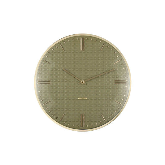 Karlsson Wanduhr, frontal: geprägtes Zifferblatt, goldene Zeiger und eingelassenes Logo
