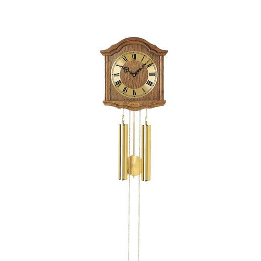 Wanduhr im Detail: Holzgehäuse mit Zifferblatt und goldfarbenen Pendelstäben, Kettenzug
