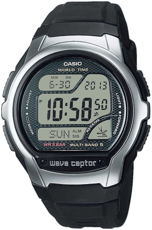 Zegarek radiowy Casio z wyświetlaczem cyfrowym, okrągłą srebrną kopertą i czarnym paskiem z kauczuku