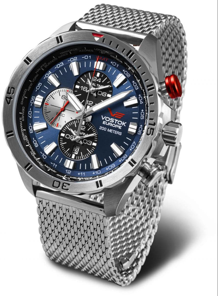 Zegarek męski Vostok Europe z niebieską tarczą, srebrną bransoletą typu mesh i wyglądem chronografu