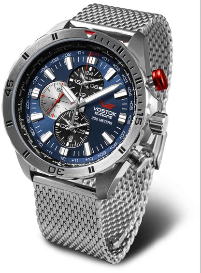 Zegarek męski Vostok Europe z niebieską tarczą, srebrną bransoletą typu mesh i wyglądem chronografu