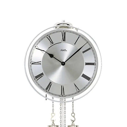 AMS Wanduhr mit silbernem Rundzifferblatt, römischen Zahlen und Kettenpendel